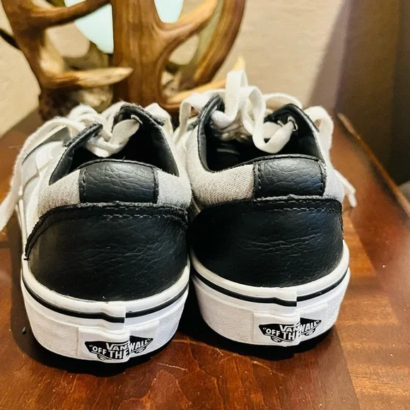 Vans Old Skool Classics Kids Sneakers Black and White Size 2Y - Picture 3 of 12